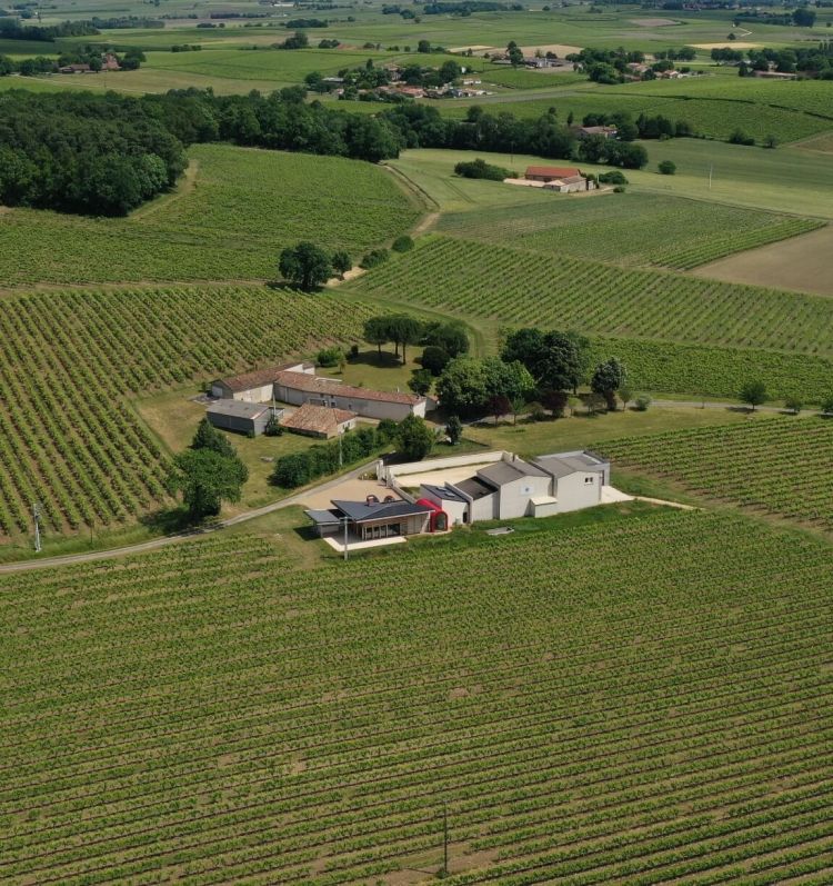 Luftbild von Wirtschaftshäusern und Weinanbauflächen der Domaine Privé